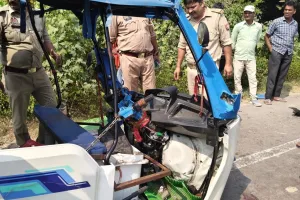 बाराबंकी : पिकअप की टक्कर से ई-आटो चालक की मौत, सात घायल