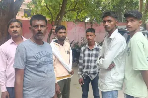 कानपुर : सड़क हादसों में युवक समेत दो की गई जान, एकलौते बेटे की मौत पर परिजनों में मची चीख-पुकार 