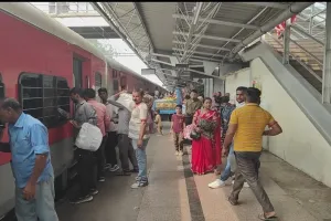 गोंडा : छठ पूजा को लेकर ट्रेनों में भारी भीड़, शौचाल‌य में बैठकर यात्रा कर रहे यात्री 