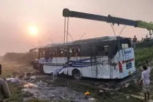 लखनऊ-आगरा एक्सप्रेसवे पर अनियंत्रित होकर पलटी बस, कई यात्री घायल