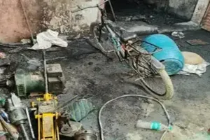 बांदा में दर्दनाक हादसा : शॉर्ट सर्किट से दुकान में लगी आग, मां-बेटी की मौत, पिता-पुत्र घायल