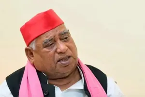 लखनऊ पेशाब कांड : पीड़ित से मिले अवधेश प्रसाद, कहा- जो अंग्रेंजो ने नहीं किया, वो योगी बाबा के राज में हो रहा है