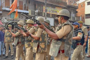 कानपुर : वाटर कैनन, लाठीचार्ज व टियर गन से बेहाल हुए उपद्रवी, अचानक फोर्स देख बंद हुईं दुकानें