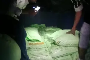 फिरोजाबाद : किसानों ने पकड़ी नकली खाद, मैक्स गाड़ी से 55 बोरी बरामद, एक आरोपी गिरफ्तार