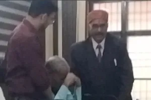 रायबरेली : चैंबर में फूट-फूटकर रोए नायब तहसीलदार, बोले- वीआरएस ले लूंगा, जानें पूरा मामला