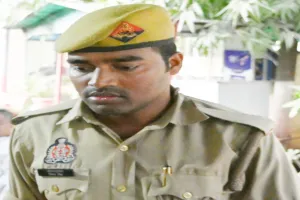 कानपुर : सिपाही ने सरेराह किया अश्लील कमेंट, युवती ने पीटा, कॉलर पकड़कर घसीटा