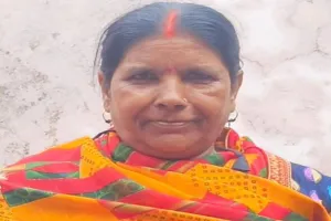 गोंडा : डंफर की ठोकर से बाइक सवार महिला की मौत, एक घायल