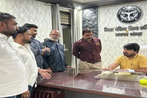 गोंडा : वेतन भुगतान में देरी पर भड़के शिक्षक, बीएसए को सौंपा ज्ञापन 