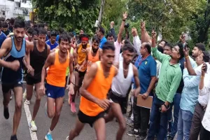 सुलतानपुर : सरदार पटेल की याद में धावकों ने दौड़कर एकता का दिया संदेश