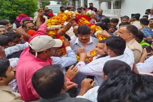 प्रतापगढ़ : जनसेवा दिवस के रूप में मना राजा भैया का जन्मदिवस, समर्थकों संग काटा केक