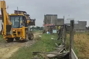 बाराबंकी : 3.53 लाख वर्गफीट भूमि पर चला बुलडोजर, जिलाधिकारी के निर्देश पर हुई कार्रवाई