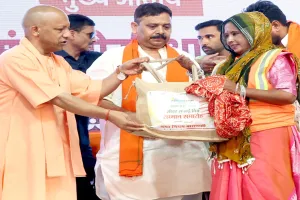 वाराणसी : वाल्मीकि जयंती की पूर्व संध्या CM योगी ने सफाईकर्मियों को किया सम्मानित, अपने हाथों से परोसा भोजन 