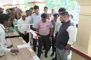 बाराबंकी: विज्ञान प्रदर्शनी में छात्रों ने दिखाया नवाचार, बोले डीएम- विज्ञान के नवाचार से जीवन हुआ सुविधाजनक