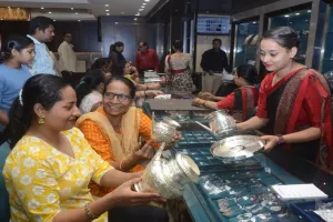 कानपुर : करवाचौथ पर मार्केट में आई हल्की ज्वेलरी, अपने बजट में कम वजन की ज्वेलरी खरीदने का रुझान