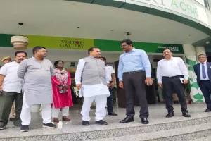 कानपुर : सांसद रमेश अवस्थी ने मंडलायुक्त के साथ किया ग्रीनपार्क का निरीक्षण, दर्शक दीर्घा की क्षमता 50,000 होगी  