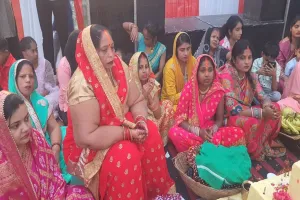 UP: कांच ही बांस के बहंगिया, बहंगी लचकत जाय...छठ व्रती महिलाओं ने अस्ताचलगामी सूर्य को दिया अर्घ्य