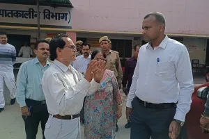 औचक निरीक्षण: जिला अस्पताल पहुंचे मंडलायुक्त गंदगी देख भड़के...जर्जर भवन की मरम्मत का दिया आदेश