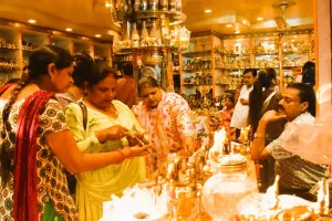 Moradabad: धनतेरस पर दमका बाजार, करोड़ों का कारोबार...दीयों की रोशनी से जगमगाया महानगर