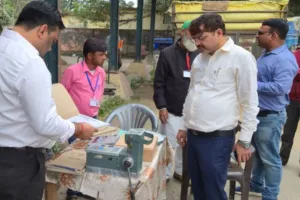 पीलीभीत: केंद्र पर किसान न कोई कागजात, प्रभारी करा रहे थे तौल..अफसरों ने लगाई फटकार