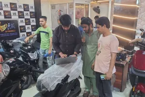 UP: धनतेरस पर खूब हुई धनवर्षा...जीएसटी से राहत मिली तो कारों और बाइकों की बिक्री बढ़ी