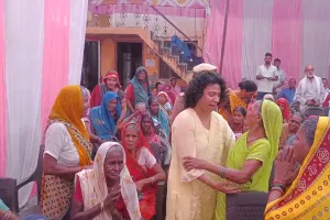 लखीमपुर खीरी: डीएम ने वृद्धाश्रम में बुजुर्गों संग बांटीं दीपावली की खुशियां...वृद्धजनों का लिया आशीर्वाद