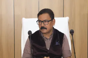 Bareilly : डीएम को अफसर नहीं दे रहे घटनाओं की सूचना, जताई नाराजगी