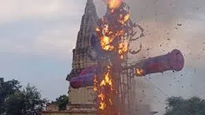 Dussehra 2025 :   राजधानी लखनऊ समेत देशभर में धूमधाम से मनाई गई विजयादशमी, कहीं जलकर तो कहीं बारिश में गलकर गिरा रावण