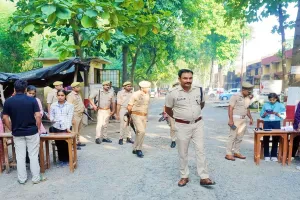Rampur : कड़ी सुरक्षा के बीच छह परीक्षा केंद्रों पर शुरू हुई प्रवर अधीनस्थ परीक्षा