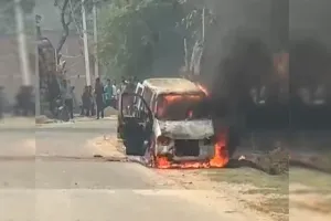 UP: गैस रीफलिंग करते समय लगी आग...ईको कार बनी आग का गोला