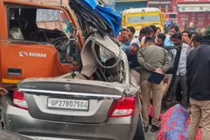 दर्दनाक हादसा : डिवाइडर से टकराकर डीसीएम से भिड़ी कार...बैंक ऑफ बड़ौदा के उपप्रबंधक और मां की मौत