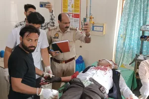 पीलीभीत: कचहरी में कांड... मुकदमें की रंजिश में अधिवक्ता पर बांके से किए वार, हमले में दरोगा भी घायल