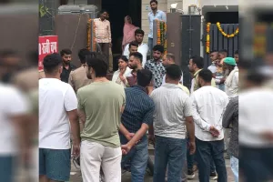 Moradabad: डॉक्टर की लापरवाही से गर्भ में आठ माह के शिशु की मौत, परिजनों ने अस्पताल में हंगामा किया