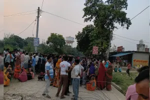 लखीमपुर खीरी : संदिग्ध मौत के बाद परिजनों ने सड़क पर रखा शव, तीन घंटे तक जाम