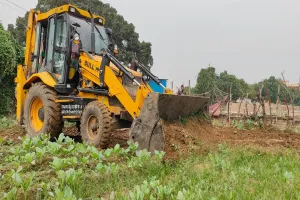 Sambhal: 26 बीघा सरकारी जमीन को प्रशासन ने कराया कब्जा मुक्त
