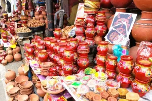 Moradabad : करवाचौथ से पहले सजे बाजार, मिट्टी के साथ पीतल व स्टील के करवे पहली पसंद