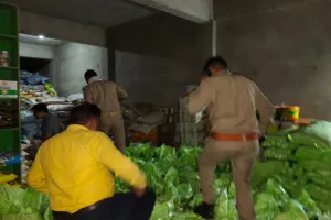 UP: पकड़ी गई नकली खाद बनाने की फैक्ट्री, कई स्थानों पर होती थी सप्लाई