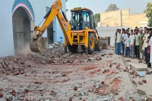 UP: कमेटी खुद ही तोड़ने लगी गौसुलवरा मस्जिद का अवैध निर्माण