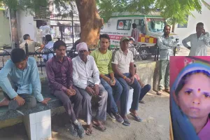 रामपुर: ट्रैक्टर-ट्रॉली से टक्कर बाइक सवार महिला की मौत