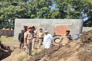 दर्दनाक हादसा : जेसीबी से खुदाई के दौरान मिट्टी धंसने से दबकर एक मजदूर की मौत...चार की हालत गंभीर