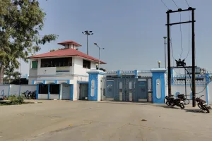 UP: इधर चल रही थी आयकर की छापेमारी, उधर मीट फैक्ट्री मालिक ने दर्ज करा दिया मुकदमा