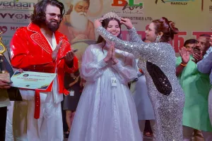 Bareilly : स्नेहा के सिर सजा मेला क्वीन का खिताब, अभिनेता मुकेश जे भारती व निर्माता मंजू भारती ने पहनाया ताज