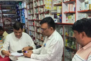 प्रतिबंधित कफ सिरप की तलाश में पांच मेडिकल स्टोर्स पर छापे, FSDA की टीम ने 10 नमूने भी किए एकत्र 