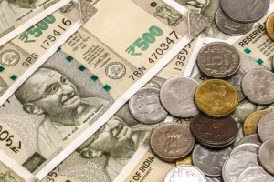 रुपया 5 पैसे गिरकर हुआ 88.76 प्रति डॉलर, अमेरिकी मुद्रा की मजबूती और शेयर बाजार में कमजोरी का असर