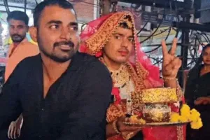 युवक ने पहना लहंगा... किया 16 श्रृंगार, दोस्त की लंबी उम्र के लिए रखा करवा चौथ का व्रत