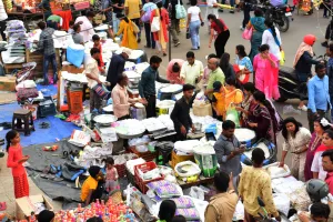 DIWALI 2025: बाजारों में बरसी लक्ष्मी, धनतेरस पर पहले दिन 1,706 करोड़ का व्यापार, आज भी मना सकते हैं धनतेरस