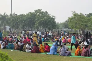 UP News: जेल में भाइयों को टीका लगाते बहनों के छलके आंसू, भैया दूज और रक्षाबंधन पर होती है जेल में खुली मुलाकात