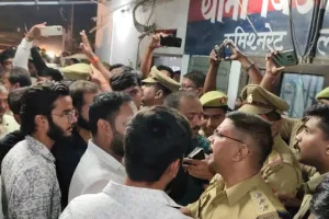 गुंडा टैक्स न देने पर दुकानदार भाइयों पर हमला, भाजपा कार्यकर्ताओं संग ग्रामीणों ने किया थाने का घेराव