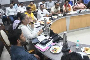 महापौर ने अफसरों को लगाई फटकारा, कहा- गलती आपकी है जनता क्यों भुगते
