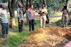 दिवाली पर तंत्र मंत्र: छात्र की कब्र की खोदाई कर निकाल रहे थे शव, पीड़ित परिवार ने पुलिस कंट्रोल रूम पर दी सूचना