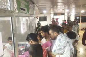 UP News: पहली शीशी, फिर नमूना देने के लिए लगाने पड़ रही लंबी लाइन